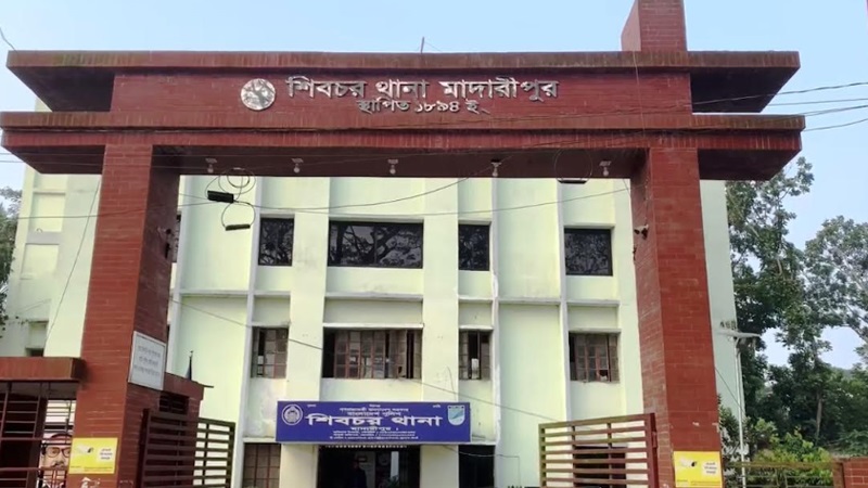 মাদারীপুরে গৃহবধূকে ঘুমন্ত অবস্থায় কুপিয়ে হত্যা